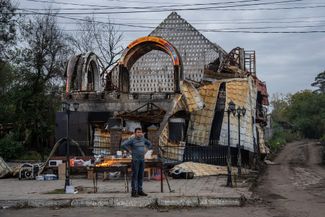 Житель Святогорска собирается жарить мясо возле разрушенного здания