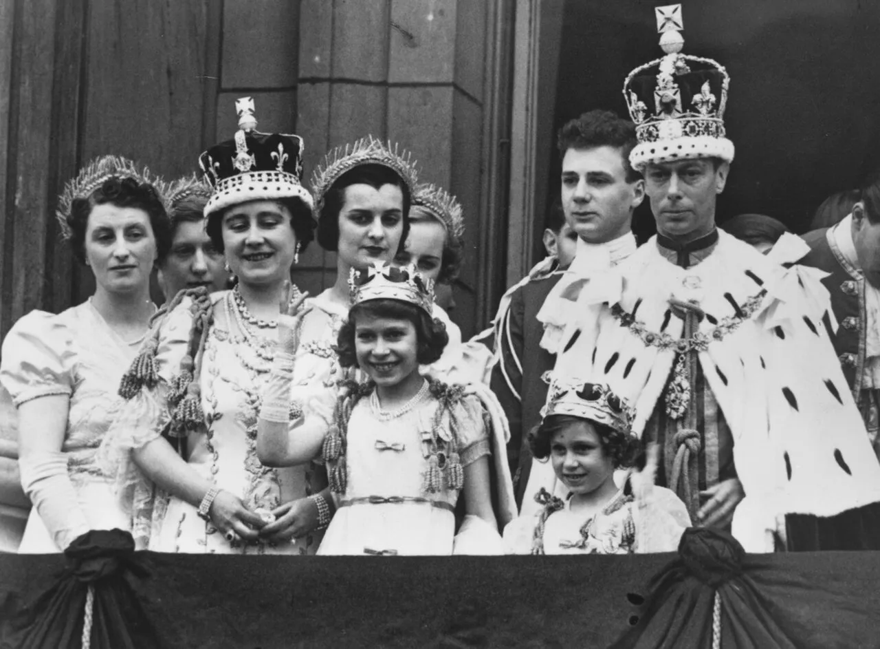 Елизавета II. 1926–2022 Она взошла на престол Британской империи, а умерла  после Брекзита. Ее жизнь вместила несколько эпох. Фотографии — Meduza