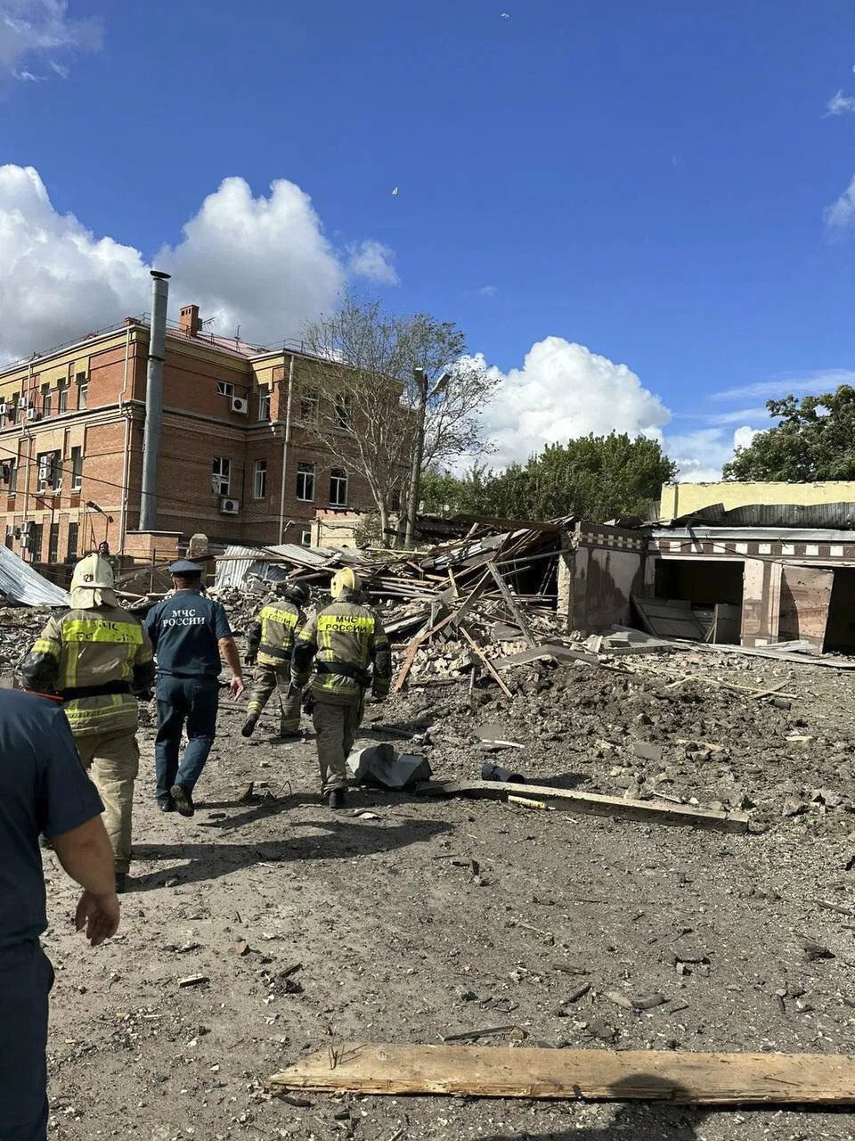 В результате взрыва в Таганроге ранены более 10 человек. Частично разрушен  музей, в нескольких зданиях выбило рамы и стекла Пятьсот двадцатый день  войны. Фотографии — Meduza