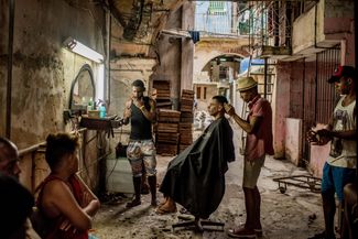Категория «Повседневная жизнь», первое место в номинации «Фотоистория». Парикмахерская в Гаване — снимок из серии «Куба на пороге перемен»<br>