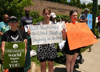 Протестующие у зоопарка Цинциннати, 30 мая.