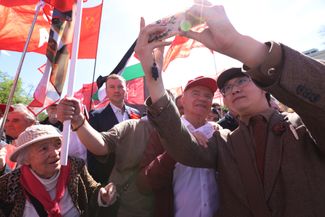 Зюганов фотографируется с китайскими коммунистами на параде. 1 мая 2024 года