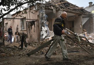 Дом 78-летней Валентины Бондаренко и ее мужа Леонида, пострадавший в результате удара. Сама Бондаренко во время обстрела находилась в саду рядом с домом