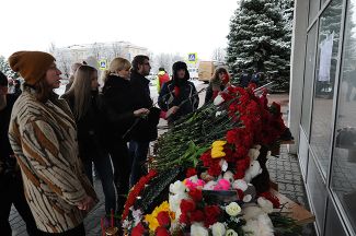Люди приносят цветы к зданию аэропорта Ростова-на-Дону. 19 марта 2016 года