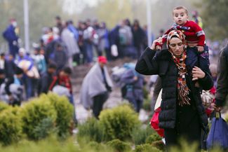 Мигранты на территории Венгрии неподалеку от границы с Хорватией, 16 октября 2015 года