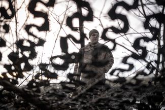 Боец ВСУ на украинских позициях в Донецкой области