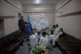 Учащиеся школы дзюдо и фехтования города Днепр в укрытии после объявления воздушной тревоги
