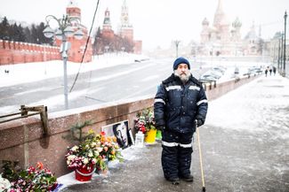 Дежурный у мемориала на месте убийства Бориса Немцова. Москва, 14 февраля 2017 года