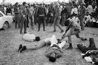 Бангладешские партизаны в Дакке штыками пытают и убивают четырех мужчин, подозреваемых в сотрудничестве с пакистанскими милиционерами (их обвинили в убийстве, изнасиловании и грабежах во время гражданской войны), 18 декабря 1971 года