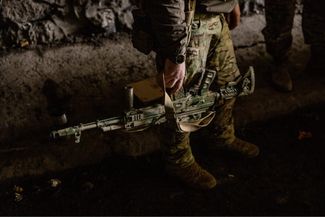 Украинский солдат держит автомат в Бахмуте