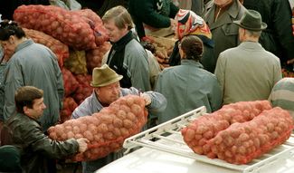 Москвичи закупают картофель, 22 сентября 1998 года