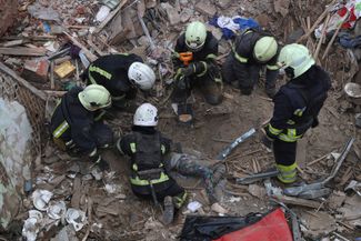 Спасатели извлекают из-под завалов тело 10-летнего мальчика, который стал жертвой удара по Харькову 6 октября