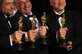 Джон Нельсон, Герд Нефцер и Пол Ламберт с «Оскаром» за лучшие визуальные эффект. Фильм «Бегущий по лезвию 2049»