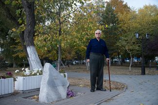 Anatoly Zhmurin at the monument to the victims of the Novocherkassk shooting, October 2017