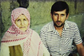 Дагир Хасавов с матерью в родном селе Брагуны