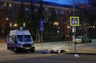 Скорая и тела погибших в Белгороде, 30 декабря 2023 года<br>