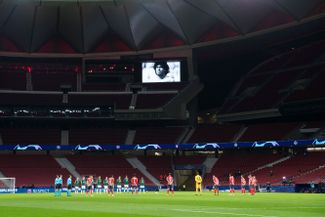Минута молчания в память о Марадоне перед началом матча Лиги чемпионов между «Атлетико» и «Локомотивом».