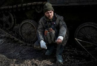 Раненый украинский военный на передовой