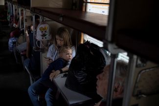 Пассажиры эвакуационного поезда в Днепр и Львов, который вывозит гражданских из охваченных войной восточных регионов Украины