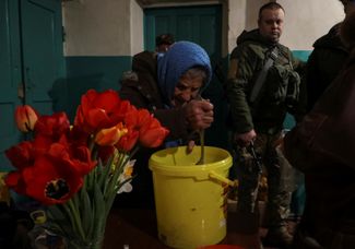 Пожилая жительница Часова Яра на раздаче еды в «пункте несокрушимости» — так в Украине называют специально оборудованные места, где люди могут получить еду и воду, согреться и зарядить технику