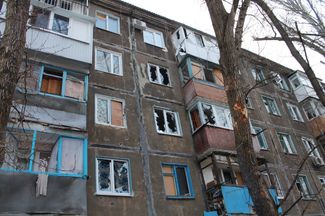 Жилой дом в Донецке после обстрела, 1 февраля 2017 года
