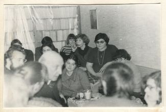 Сергей Шервинский со слушателями в квартире Александра Кривомазова. 11 февраля 1978 года<br>