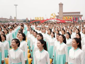 Частью праздника на площади Тяньаньмэнь в Пекине 1 июля 2021 года было выступление хоров