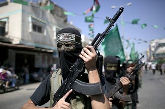 Палестинские боевики ХАМАСа во время антиизраильской акции в южной части города Хан-Юнис в секторе Газа 18 сентября 2015 года. Акция «День гнева» была объявлена после трех дней столкновений вокруг мечети Аль-Акса в Иерусалиме на Храмовой горе.