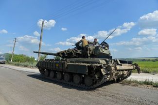 Украинский танк на въезде в Лисичанск