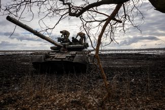 Бойцы ВСУ возвращают танк Т-80 на позицию своей части в лесу