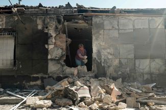 Жительница Херсона на руинах своего частного дома, разрушенного в результате российского ракетного удара 14 августа 2023 года