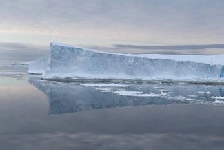 Самый крупный айсберг в мире А23а. Он откололся от берегов Антарктиды еще в 1986 году, а весной 2023-го начал движение. По мнению российских ученых, айсберг либо войдет в море Скоша в декабре, где вскоре прекратит существование, либо будет дрейфовать еще несколько лет