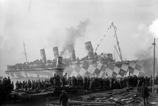 Британский лайнер «Мавритания», впервые спущенный на воду в 1906-м, в годы Первой мировой использовался для перевозки войск (корпус судна даже покрыли ослепляющим камуфляжем) и как корабль-госпиталь. Когда в войну вступили США, «Мавритания» стала перевозить тысячи американских солдат в Европу. На гражданскую службу лайнер вернулся в 1919 году