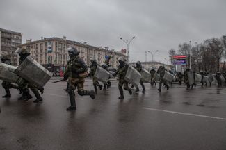 С самого утра 25 марта в центре Минска дежурили сотрудники патрульно-постовой службы, ОМОНа, спецназа, ГАИ и внутренних войск. На улицах города были припаркованы несколько десятков автозаков, автобусов, водометов, штурмовых машин и броневиков