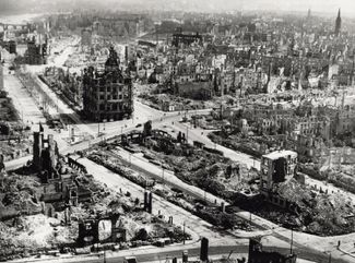 Центр Дрездена, разрушенный англо-американскими бомбардировками 13 и 14 февраля 1945 года