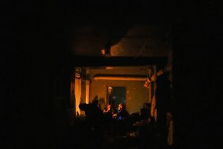 Бомбоубежище в Мариуполе. Люди прячутся в подвалах жилых домов