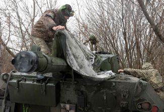 Бойцы ВСУ накрывают танк брезентом