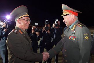 Сергей Шойгу и министр обороны КНДР Кан Сун Нам. 25 июля 2023 года