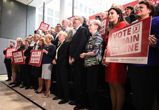 Лидер Лейбористской партии Джереми Корбин (в центре) вместе с соратниками агитирует за сохранение Великобритании в ЕС на мероприятии в Лондоне, 14 июня 2016 года