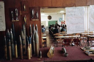 Новобранцы из числа боснийских мусульман проходят военное обучение в здании бывшей школы. Сараево, май 1993 года