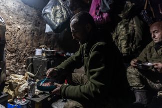 Украинские солдаты в укрытии на боевой позиции. Харьковская область, 20 ноября 2023 года