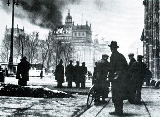 Вид на горящее здание рейхстага. 27 февраля 1933 года