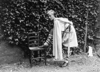 Принц Филипп надевает театральный костюм перед постановкой «Макбета» в школе Гордонстоун в Шотландии. Июль 1935 года