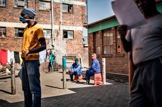 Житель Йоханнесбурга ждет своей очереди на тестирование на коронавирус, 14 мая 2020 года