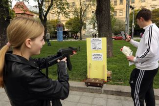 Игра для прохожих в центре Львова. Надпись на мишени с портретом Путина: «Не стыдно промахнуться, стыдно не выстрелить». 