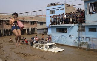 Спасение женщины, оказавшейся в затопленном квартале Лимы, 17 марта