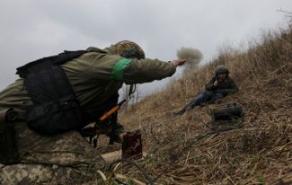 Саперы уничтожают неразорвавшиеся снаряды, найденные у села Мотыжин в Киевской области после вторжения российской армии.