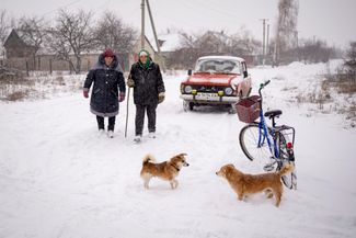 Жительницы села Зеленое идут по заснеженной дороге за гуманитарной помощью