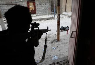 Категория «Срочные новости», третье место в номинации «Отдельная фотография». Солдат иракского спецназа после убийства предположительного террориста-смертника в Мосуле, 3 марта 2017 года