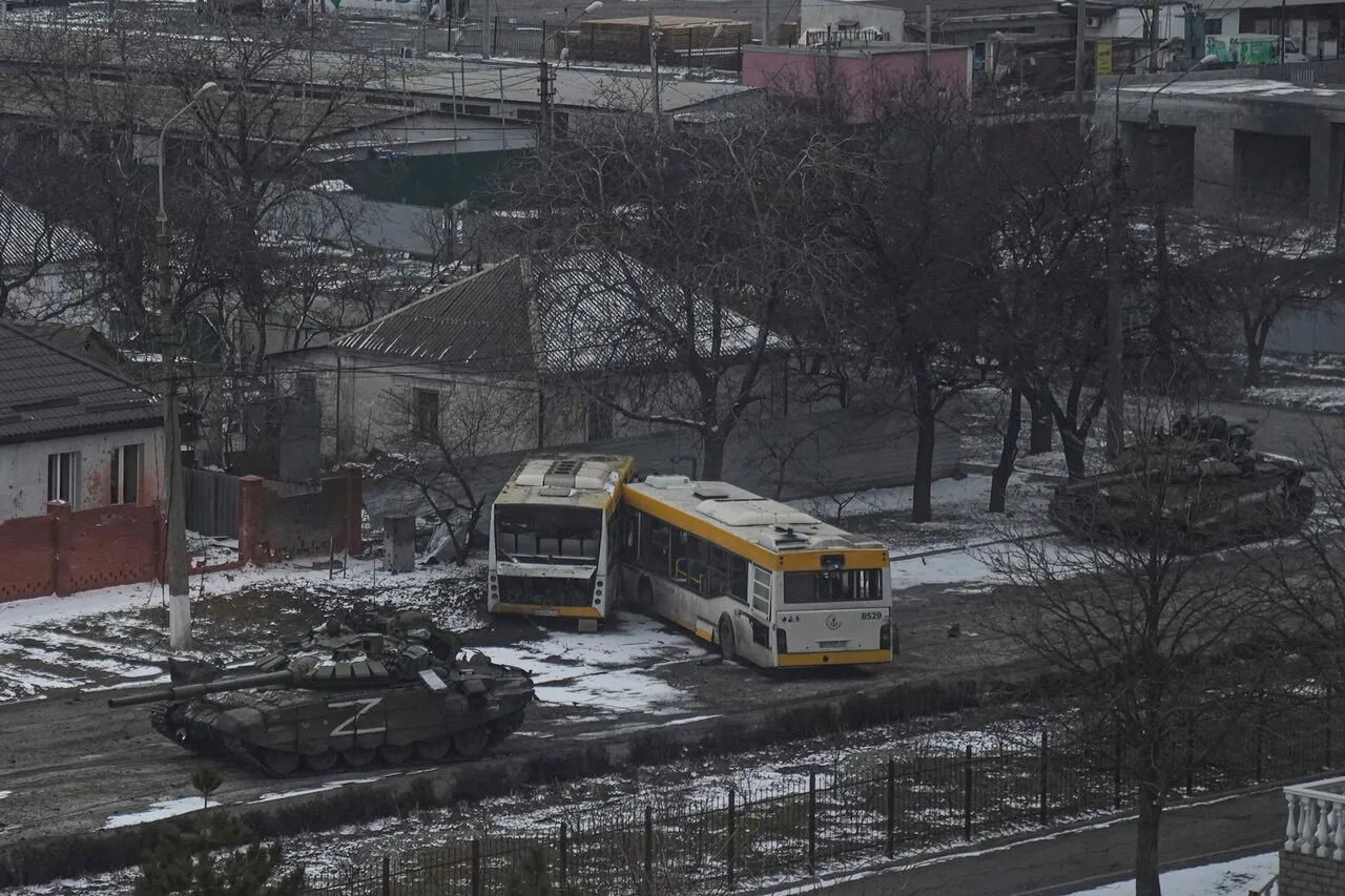 Нам повезло — в наш дом попало всего два минометных снаряда» Мариуполь —  один из самых пострадавших городов Украины. Вот одна история о том, как  люди пытаются из него выбраться — Meduza